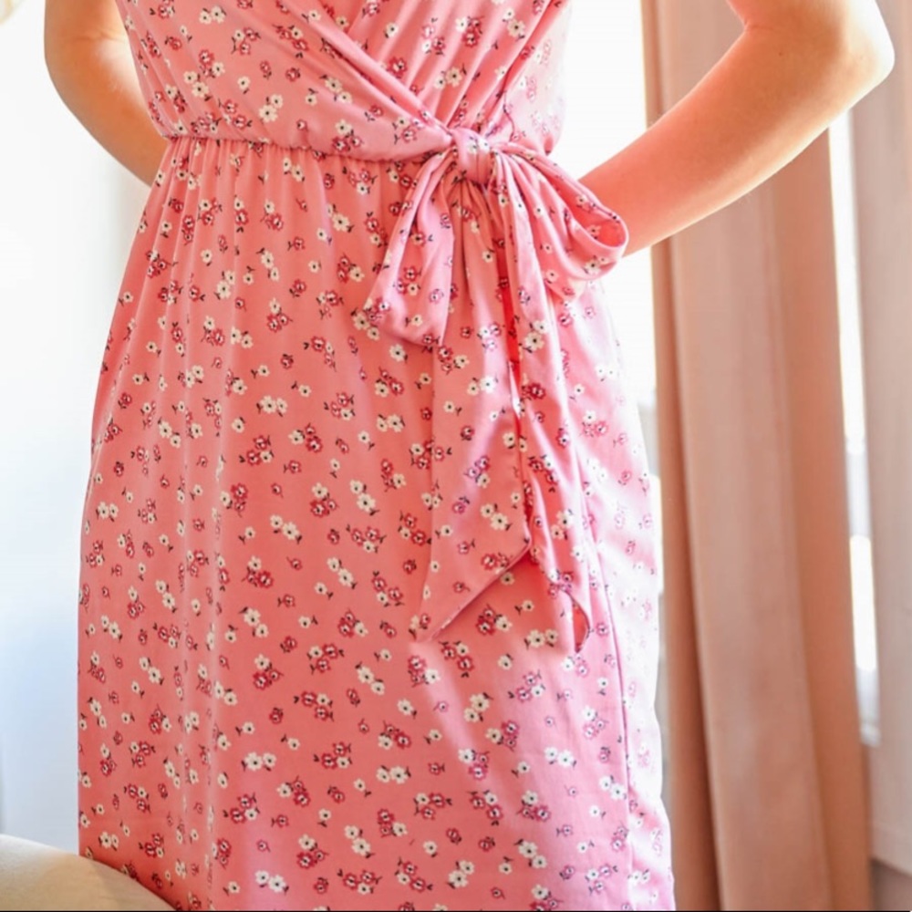 ❌DONATED❌Rose Pink Ditsy Floral V-neck Short Sleeve Wrap Dress - Picture 3 of 10